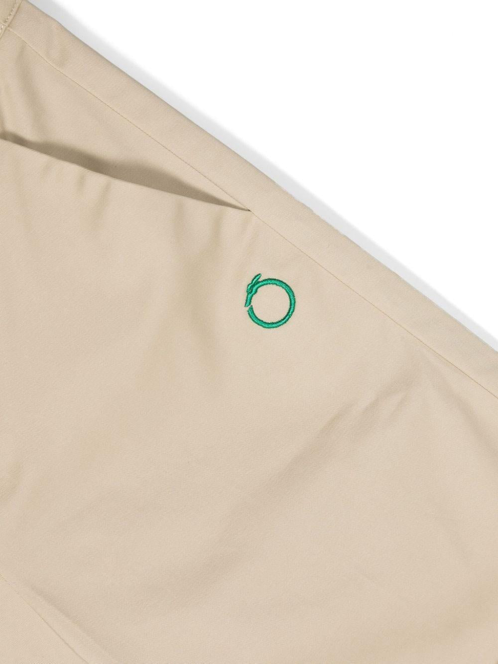 Bermuda beige per bambino con logo verde