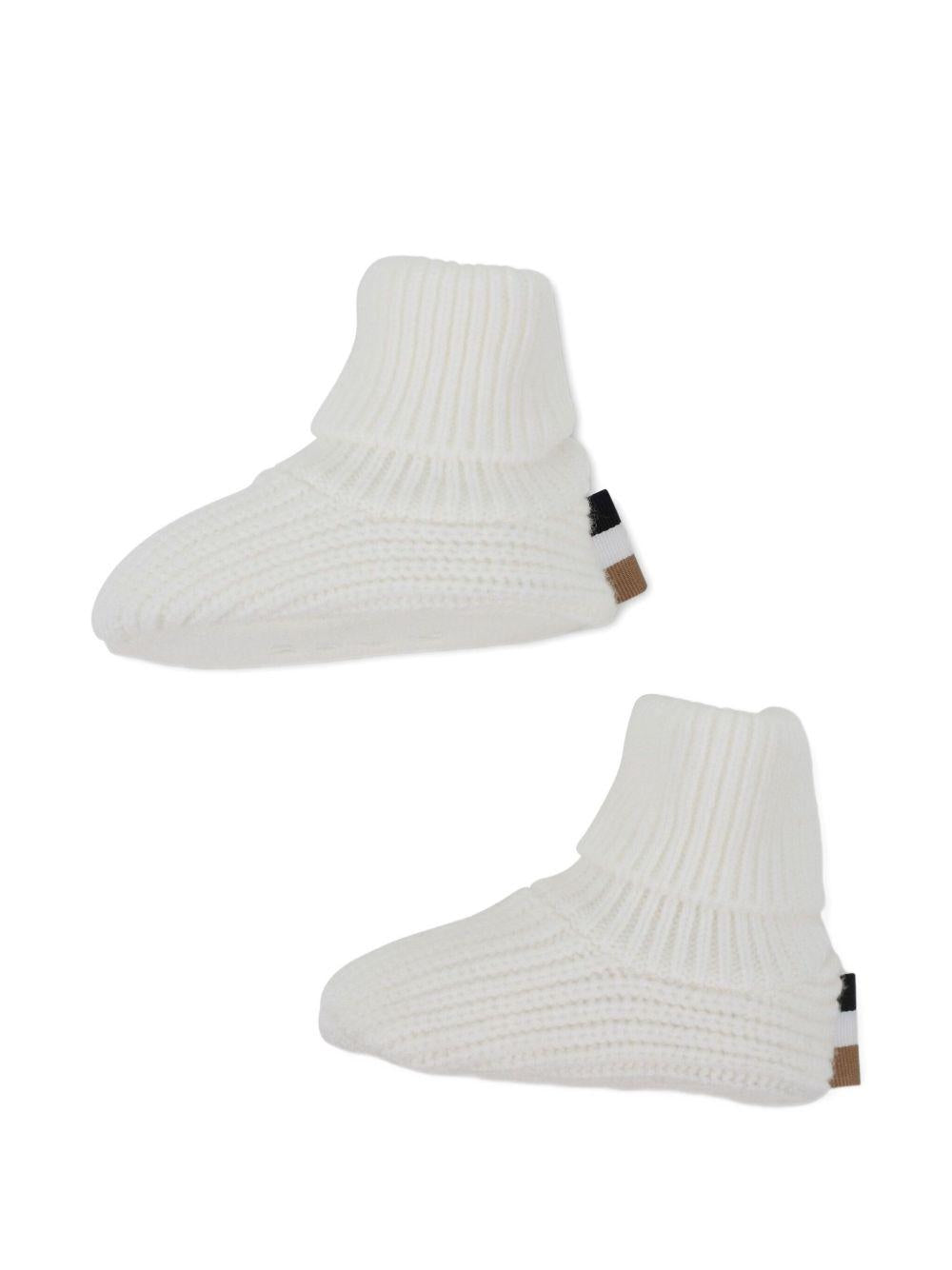 Set cappello calze bianco per neonato J52599 117 Boss Kids 