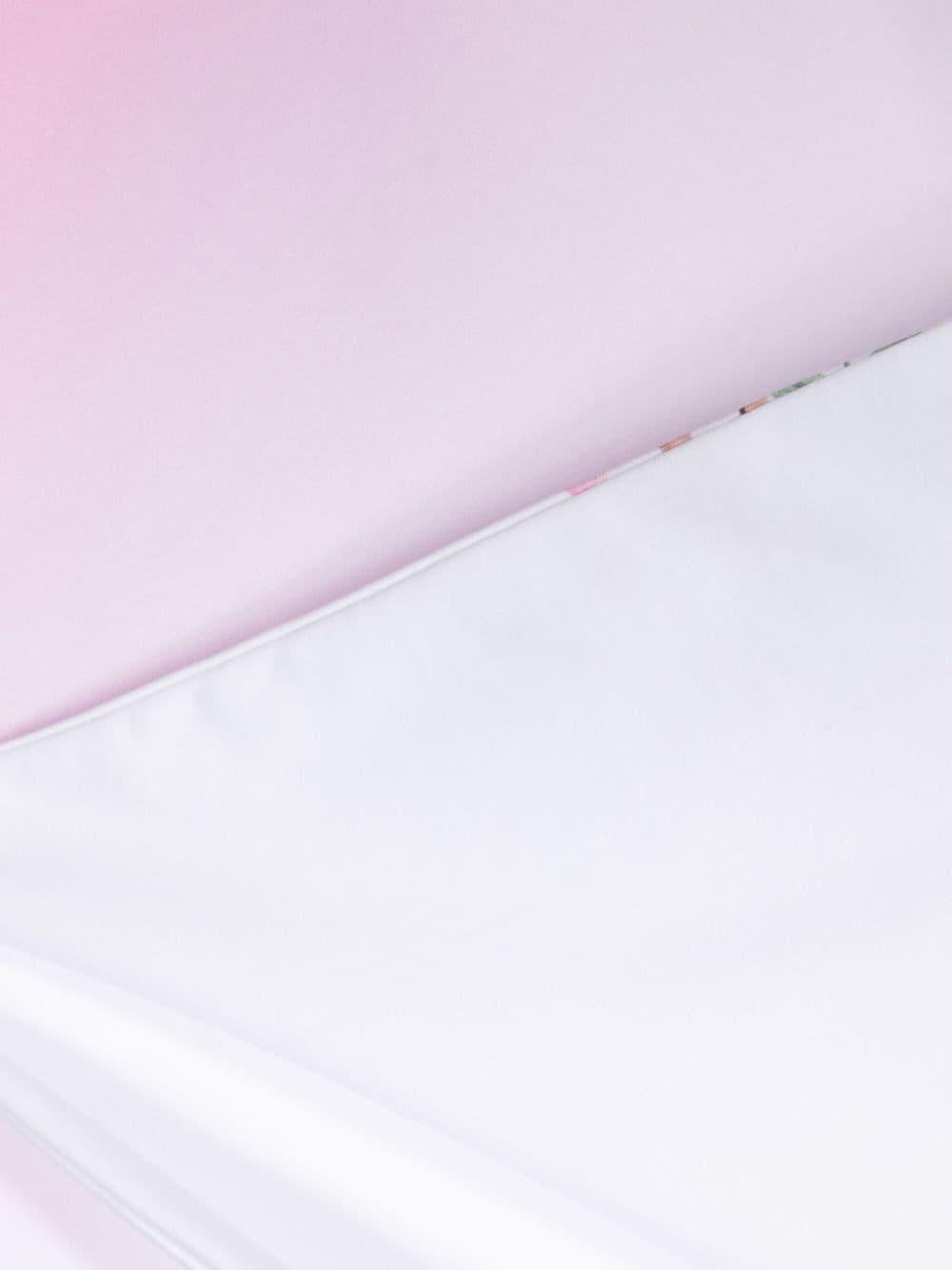 Coperta bianca e rosa per neonata con stampa